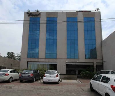 https://imgcld.yatra.com/ytimages/image/upload/t_hotel_yatra_city_desktop/v1432125941/Domestic Hotels/Hotels_Chandigarh/Hotel The Pearl/Overview.jpg